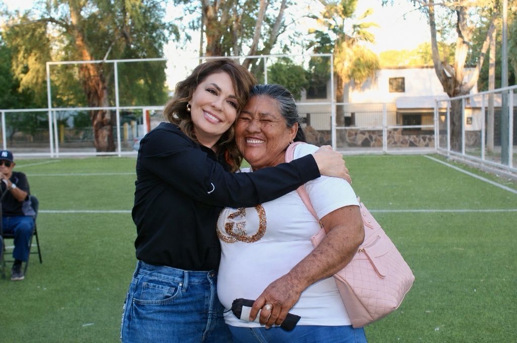 La diputada Alejandra López Noriega acompañando a personas adultas mayores